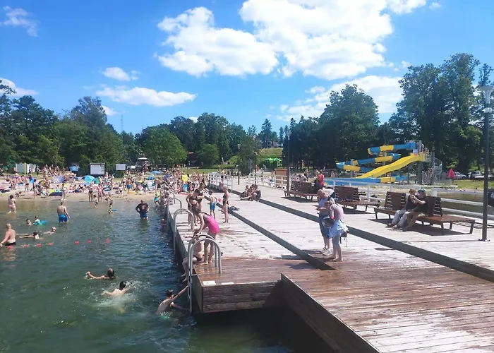 Uroczy Drewniany W Charzykowach Nyaraló